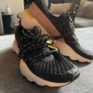 Womens size 7 Sorel Kinetic impact lace sneakers.